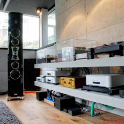 TIDAL La Assoluta in a picture-book bunker dream system - Two of the three analog high-end turntables are from Micro-Seiki; the SX-8000 II model has never existed in Germany. The selection of cartridges is equally exclusive.