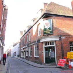 IsoTek Systems Firmenreportage 2017 - Das Headquarter von IsoTek liegt im südenglischen Winchester, dem Heimatort von IsoTek-Chef Keith Martin und Produktionsleiter Tom Foyle. Hier trifft sich die Kernmannschaft regelmäßig, um neue Produkte zu entwickeln und auszuprobieren. Winchester bietet ein l(i)ebenswertes Umfeld, das nicht nur die Arbeit beflügelt – inklusive beeindruckender Kathedrale, historischer Altstadt und einer ganzen Reihe gepflegter Pubs …