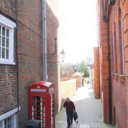 IsoTek Systems Firmenreportage 2017 - Das Headquarter von IsoTek liegt im südenglischen Winchester, dem Heimatort von IsoTek-Chef Keith Martin und Produktionsleiter Tom Foyle. Hier trifft sich die Kernmannschaft regelmäßig, um neue Produkte zu entwickeln und auszuprobieren. Winchester bietet ein l(i)ebenswertes Umfeld, das nicht nur die Arbeit beflügelt – inklusive beeindruckender Kathedrale, historischer Altstadt und einer ganzen Reihe gepflegter Pubs …