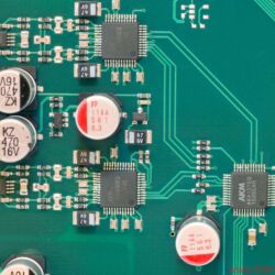 Lindemann Musicbook 15 DSD - Der exzellente AK4137-SRC von Asahi Kasei Microdevices besorgt das DSD-Re-Sampling, die beiden Wandler-Chips AK4490-DACS arbeiten unter Umgehung aller anderen Bauteile als flache, bei 100 Kilohertz einsetzende S(witched)C(apacitor)-Filter und damit als rein analoges Bauteil.