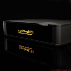 Lindemann Musicbook 15 DSD - Der große Dreh-/Druckgeber rechts ist das zentrale Bedienelement. Der Kopfhöreranschluss findet sich kaum sichtbar darunter.