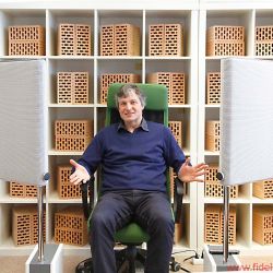Sombetzki ESL Home Personal Speaker - Kopf hoch und locker bleiben beim Musikhören. Erfinder Michael Sombetzki beim erfolgreichen Probelauf seiner ESL Home im FIDELITY-Hörraum – und, ja, es geht noch deutlich komfortabler …