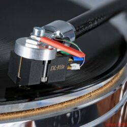 Acoustic Solid 113 Wood Bubinga - Die rasante „R“-Version des Denon DL-103 und der Tonarm WTB 213 von Acoustic Solid bilden ein spielfreudiges Duo, das – einzeln erworben – schon mehr als die Hälfte des Paketpreises verschlingen würde. Zum serienmäßigen Lieferumfang des 113 Wood Bubinga gehören Ledermatte und Acrylauflage.