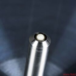 Acoustic Solid 113 Wood Bubinga - In die 12-Millimeter-Tellerachse, die sich spielfrei in der besonders gleitfähigen Acoustic-Solid-Kunsstoffbuchse dreht, ist eine Lagerkugel aus Keramik eingelassen, die wiederum auf einem Teflonspiegel läuft. Auch der Tonarm mit Carbonrohr wird im eigenen Hause gefertigt.