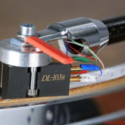 Acoustic Solid 113 Wood Bubinga - Die rasante „R“-Version des Denon DL-103 und der Tonarm WTB 213 von Acoustic Solid bilden ein spielfreudiges Duo, das – einzeln erworben – schon mehr als die Hälfte des Paketpreises verschlingen würde. Zum serienmäßigen Lieferumfang des 113 Wood Bubinga gehören Ledermatte und Acrylauflage.