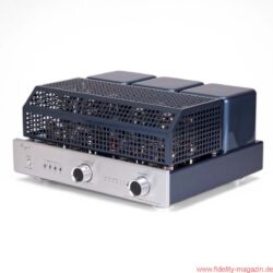 Cayin CS-100A KT88 Röhrenvollverstärker - Es soll Leute geben, die ihren Röhrenverstärker auch dann noch liebhaben, wenn er seine gesetzlich vorgeschriebene Haube trägt. Das kann man beim Cayin durchaus verstehen, er kommt serienmäßig mit einer fein lackierten Gittermütze. Besser gefällt uns trotzdem der Cabrio-Betrieb mit freiem Blick auf das zart glimmende Röhren-Ensemble.