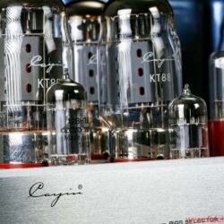 Cayin CS-100A KT88 Röhrenvollverstärker - Selbst im Triodenbetrieb liefern die acht KT88 meist mehr als genug Power. Praktischerweise lässt sich der (noch) stärkere UltralinearModus auch per Fernbedienung aktivieren.