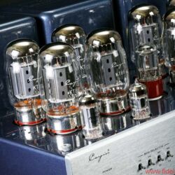 Cayin CS-100A KT88 Röhrenvollverstärker - Selbst im Triodenbetrieb liefern die acht KT88 meist mehr als genug Power. Praktischerweise lässt sich der (noch) stärkere UltralinearModus auch per Fernbedienung aktivieren.
