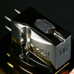 Transrotor Tamino MC-Tonabnehmer - Nicht alles, was glänzt, ist Gold: Taminos Gehäuse besteht aus poliertem Titanium, sein Nadelträger aus Bor.