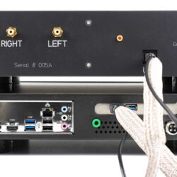 CAD Server-Streamer-Sourceplayer und Wandler CAD 1543 DAC MKII und CAT (CAD Audio Transport) - Der puristische USB-Wandler (oben) kommt mit USB-Schnittstelle und zwei analogen Cinch-Ausgängen aus, der Musikcomputer CAT (unten) hat ein typisches PC-Anschlussfeld (links) und zwei spezielle USB-3.0-Ports für Audiogeräte (rechts).