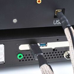 CAD Server-Streamer-Sourceplayer und Wandler CAD 1543 DAC MKII und CAT (CAD Audio Transport) - Ein USB-Wandler sollte unbedingt an diesen beiden Audio-optimierten Ports angeschlossen werden.