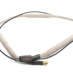 CAD Server-Streamer-Sourceplayer und Wandler CAD 1543 DAC MKII und CAT (CAD Audio Transport) - Als optimale Signalleitung bietet sich aus dem Hause CAD das aufwendig geschirmte USB-Kabel Nero an.