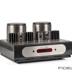 Canever Audio La Scala Reference Amplifier. Drei Doppeltrioden bilden eine klassische Röhrentreiberstufe für eine stromverstärkende Leistungsverstärkung mit MOSFETs. Die handgeschliffenen Kühlrippen zeigen nur die Spitze des Eisbergs; darunter liegt ein aufwendiges Kühlsystem.