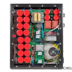 Canever Audio La Scala Reference Amplifier. Nimmt man den Boden des Netzteils ab, offenbart sich nicht nur der gut versteckte rote Hauptschalter, sondern auch die gewaltige Siebkapazität von 470 000 uF. Die eigentlichen Trafos für die Audioschaltung sitzen in den Töpfen auf der anderen Seite.