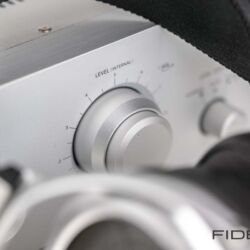 STAX-Kopfhörer-SR-009-und-Kopfhörerverstärker-SRM-T8000