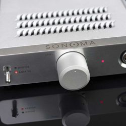 Warwick Acoustics Sonoma M1 - Zum M1-System gehört zwingend der Hochspannungsverstärker, der alle Signale im DSP entzerrt und linearisiert. Gleichzeitig ist er auch als USB-Interface mit 32-bit/384-kHz-Maximalauflösung einsetzbar.