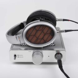Warwick Acoustics Sonoma M1 - Zum M1-System gehört zwingend der Hochspannungsverstärker, der alle Signale im DSP entzerrt und linearisiert. Gleichzeitig ist er auch als USB-Interface mit 32-bit/384-kHz-Maximalauflösung einsetzbar.