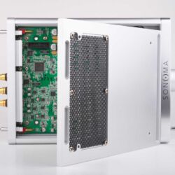 Warwick Acoustics Sonoma M1 - Eine bemerkenswert massive Aluminiumplatte mit markanten Lüftungsschlitzen behütet das Hightech-Innere des Verstärkers.