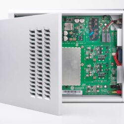 Warwick Acoustics Sonoma M1 - Eine bemerkenswert massive Aluminiumplatte mit markanten Lüftungsschlitzen behütet das Hightech-Innere des Verstärkers.