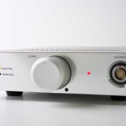 Warwick Acoustics Sonoma M1 - Zum M1-System gehört zwingend der Hochspannungsverstärker, der alle Signale im DSP entzerrt und linearisiert. Gleichzeitig ist er auch als USB-Interface mit 32-bit/384-kHz-Maximalauflösung einsetzbar.