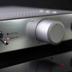 Warwick Acoustics Sonoma M1 - Drei Status-LEDs informieren über den aktiven Eingang. Liegt ein Signal an, wechselt die rote LED zu Weiß.