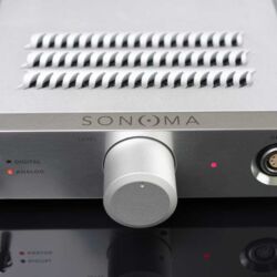 Warwick Acoustics Sonoma M1 - Drei Status-LEDs informieren über den aktiven Eingang. Liegt ein Signal an, wechselt die rote LED zu Weiß.