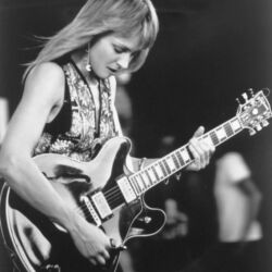 Christine Lakeland, Witwe und Gitarristin von JJ Cale