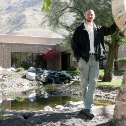 Daryl Wilson von Wilson Audio vor dem Firmengebäude in Provo