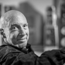Dave Wilson von Wilson Audio in seinem Hörraum