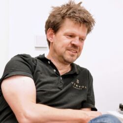 Jens Wietschorke von der Firma Lyravox