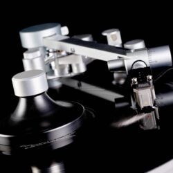 Hartvig Plattenspieler plus Dynavector Tonarm und Shelter Tonabnehmer