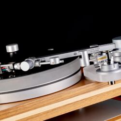 Hartvig Plattenspieler plus Dynavector Tonarm und Shelter Tonabnehmer