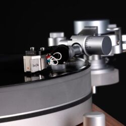 Hartvig Plattenspieler plus Dynavector Tonarm und Shelter Tonabnehmer