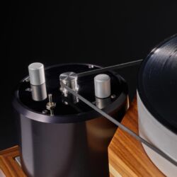 Hartvig Plattenspieler plus Dynavector Tonarm und Shelter Tonabnehmer